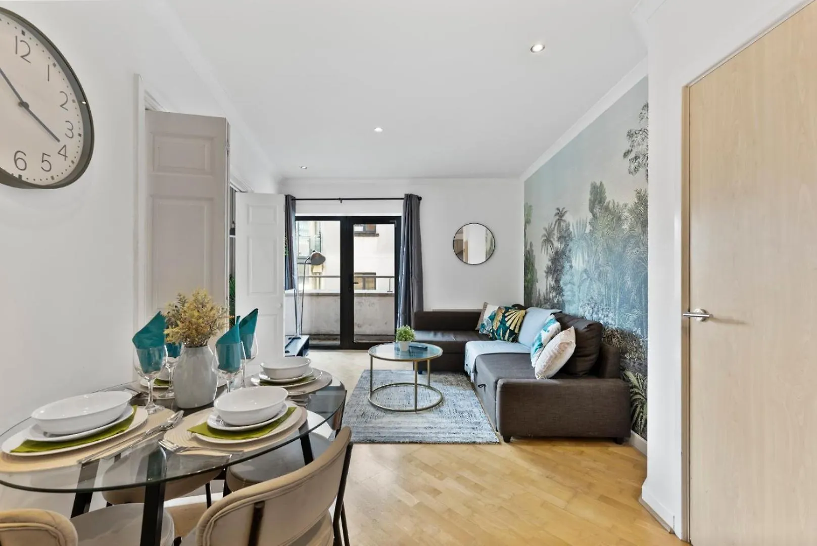 Stunning 2-Bed In Cardiff - Balcony Apartment