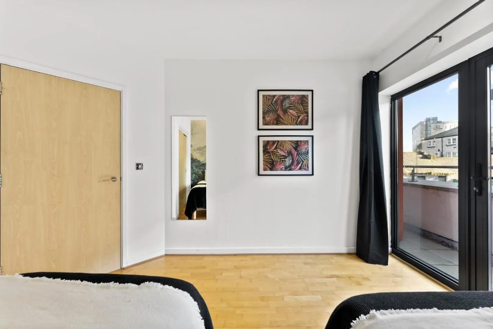 Stunning 2-Bed In Cardiff - Balcony Apartment 0*,