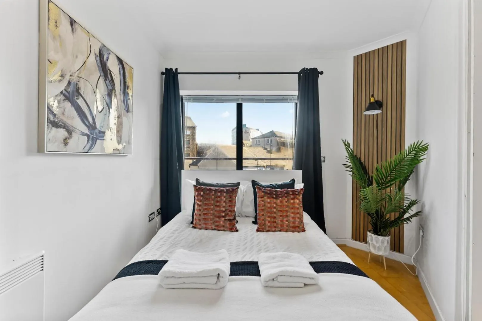 Stunning 2-Bed In Cardiff - Balcony Apartment