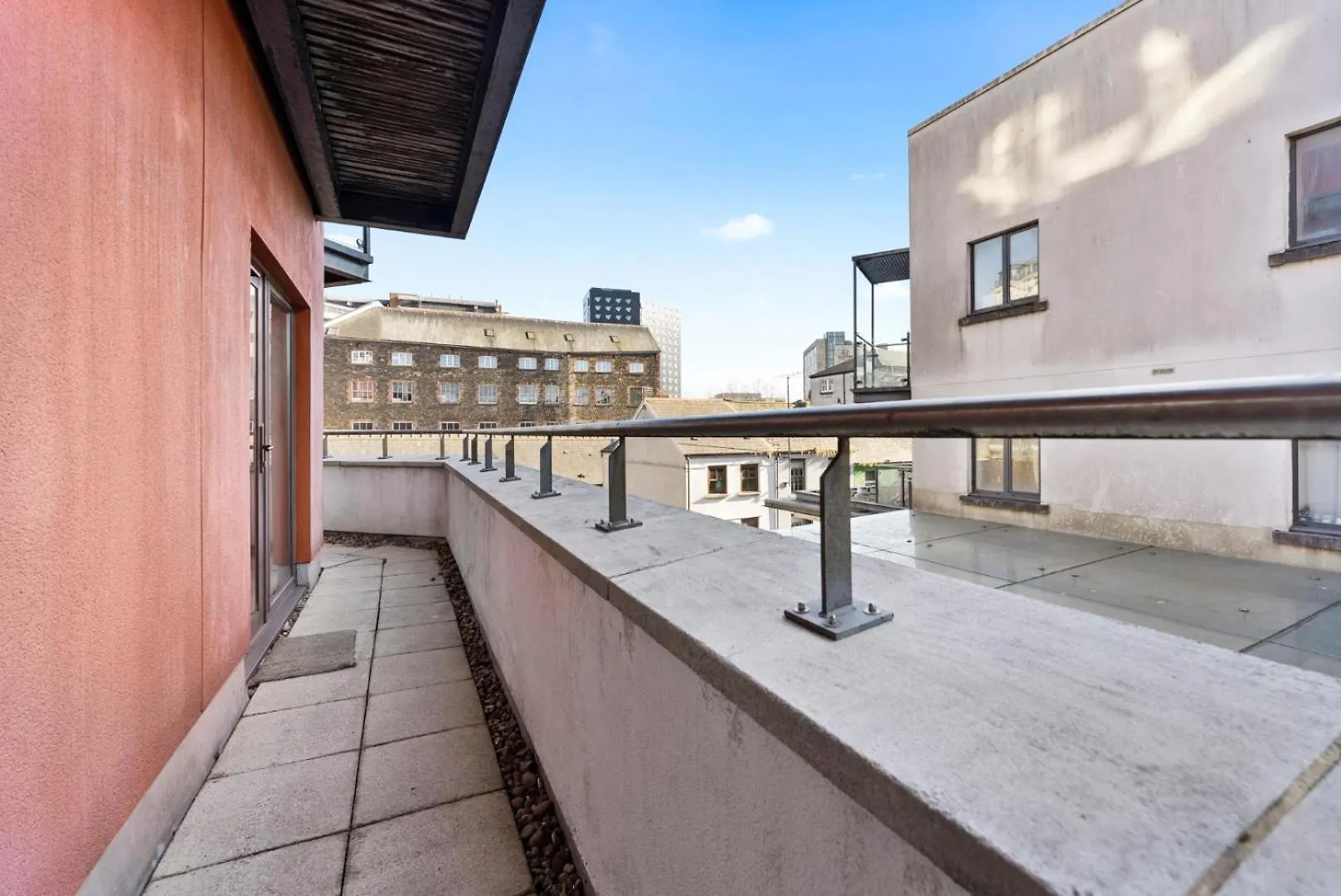 Stunning 2-Bed In Cardiff - Balcony Apartment